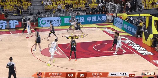 雷火电竞登录入口-胡明轩关键封盖杰曼，但后者生突王少杰强硬上篮命中